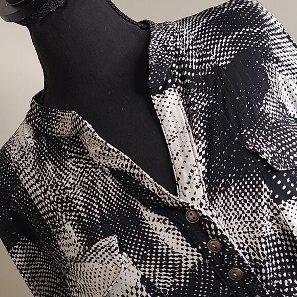 New Directions  PL poly spandex blend abstract black /white print - Picture 2 of 9